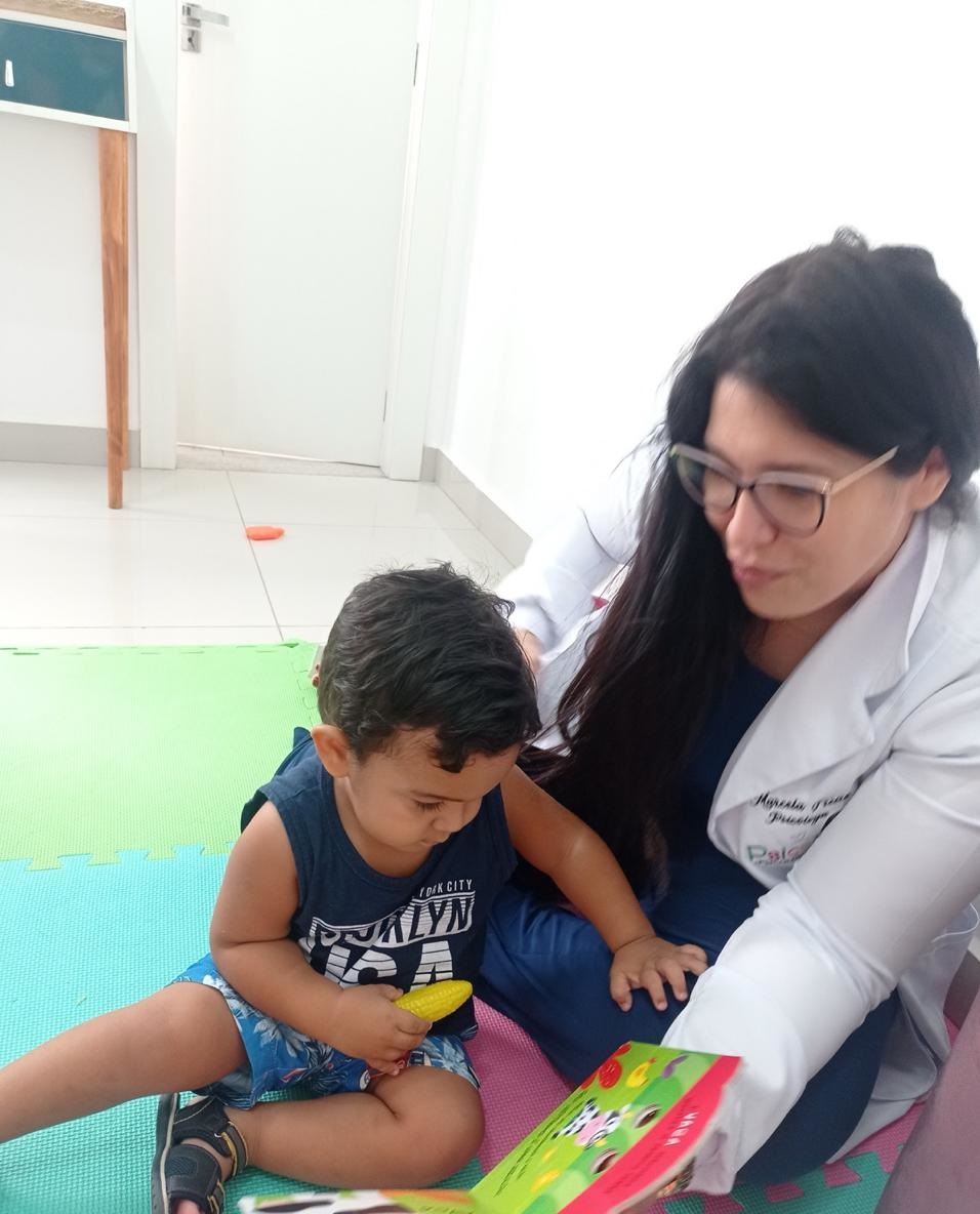Marcela Freire atendendo uma criança